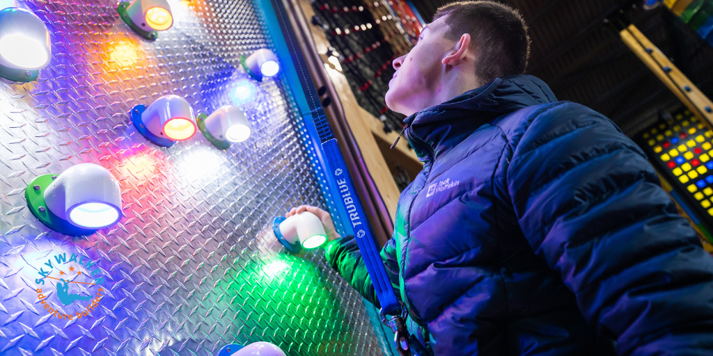 Bezoekers genieten van een actieve zipline-attractie in een modern Family Entertainment Center, wat de impact van fysieke attracties op bezoekersaantallen aantoont.